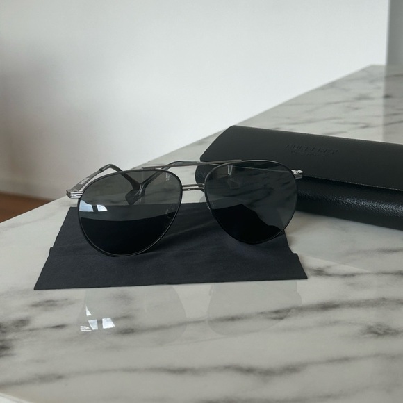 BURBERRY // AVIATOR SUNGLASSES 🖤 - Picture 8 of 8